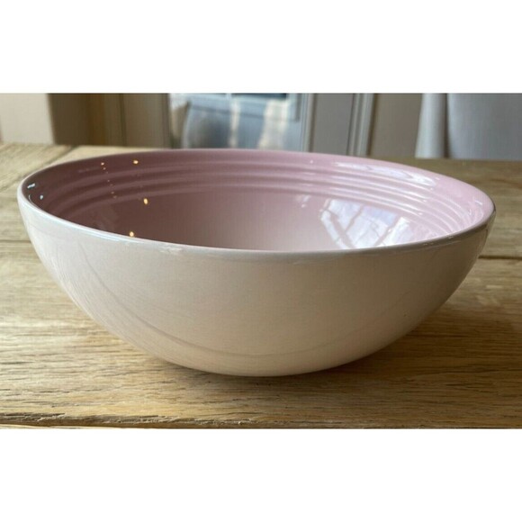 Le Creuset Stoneware Vancouver Serving Bowl 2 3/8 qt 9 3/8 in Shell Pink NEW - Picture 4 of 8